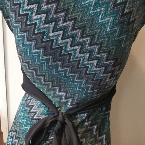Wrapper Teal and Black Cap Sleeve V-Neck Top - Picture 2 of 5